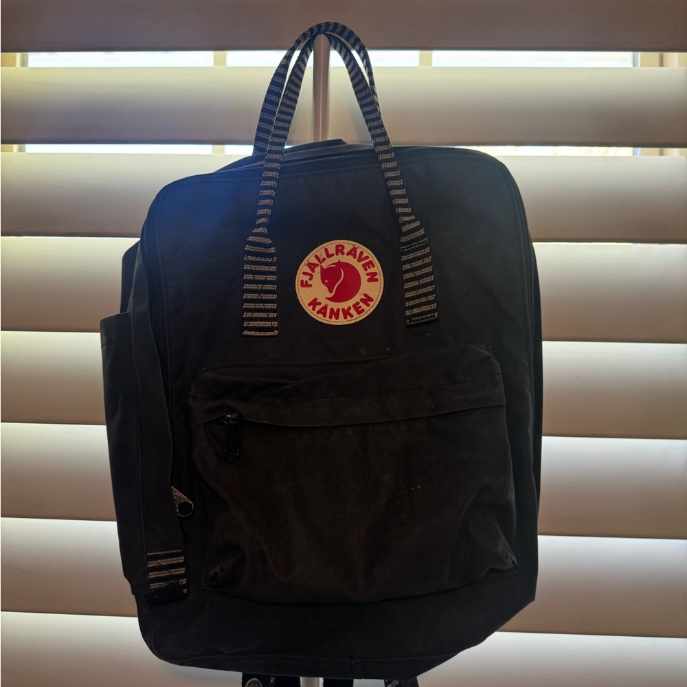 Fjallraven Kånken Dark Backpack